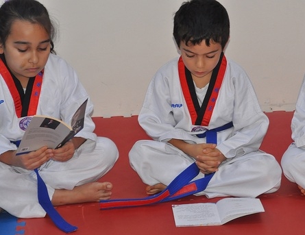 Minik tekvandoculara kitap molası