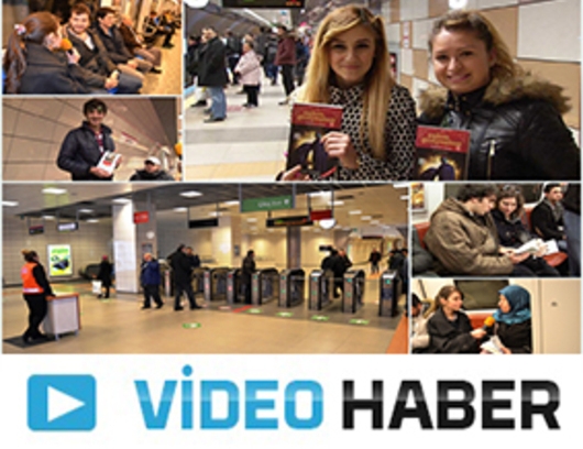 Metro’da cep telefonu yerine kitap