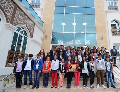 Başarılı öğrenciler açılış coşkusu yaşadı