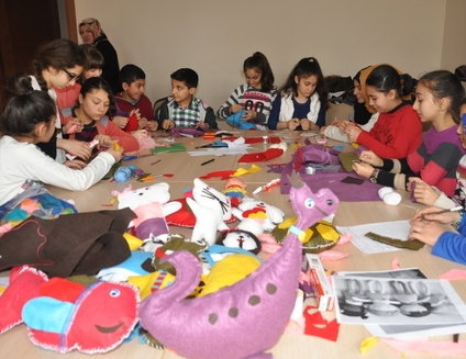 Türkmen çocuklara oyuncak yaptılar