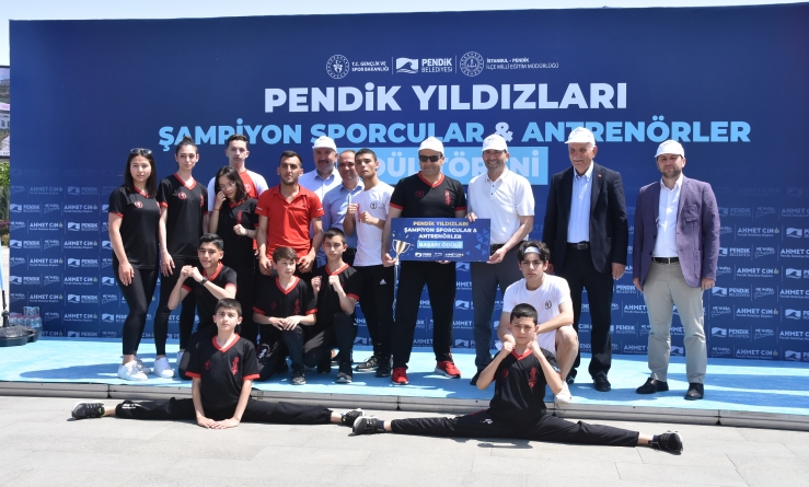 Şampiyon Sporcular ve Antrenörler Ödüllerini Aldı