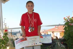 Eli Takdirname, Boynu Madalyalarla Dolu