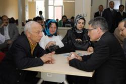 Başkan, vatandaşla mahallesinde görüşüyor