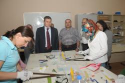 Ekmeklerini camdan çıkarıyorlar