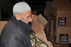 Sırtından çıkarıp paltosunu verdi