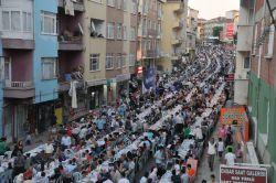 Pendikliler 4 bin kişilik sokak iftarında biraraya geldi