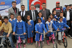 Van'lı çocukların yüzleri güldü